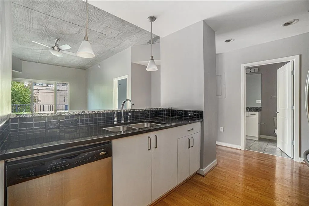 250 Pharr Road Ne, Atlanta, Georgia 30305, 2 Bedrooms Bedrooms, ,2 BathroomsBathrooms,Residential,For Sale,250 Pharr Road Ne,7554774