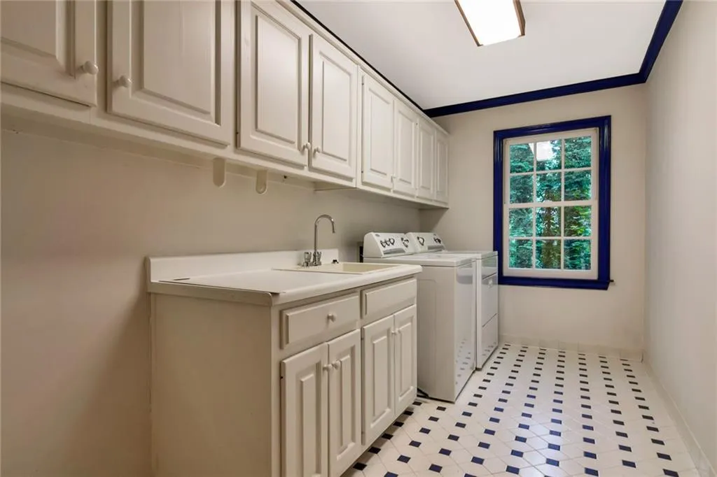 4855 Franklin Pond, Atlanta, Georgia 30342, 6 Bedrooms Bedrooms, ,4 BathroomsBathrooms,Residential,Sold,4855 Franklin Pond,6557640