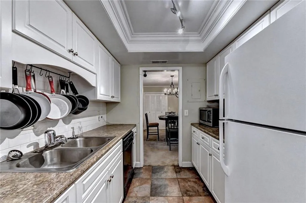 6851 Roswell Road Unit K13, Sandy Springs, Georgia 30328, 3 Bedrooms Bedrooms, ,2 BathroomsBathrooms,Residential,Sold,6851 Roswell Road Unit K13,7172291