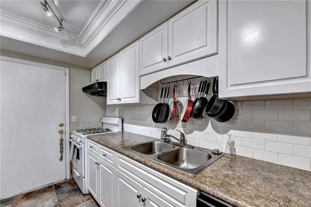 6851 Roswell Road Unit K13, Sandy Springs, Georgia 30328, 3 Bedrooms Bedrooms, ,2 BathroomsBathrooms,Residential,Sold,6851 Roswell Road Unit K13,7172291