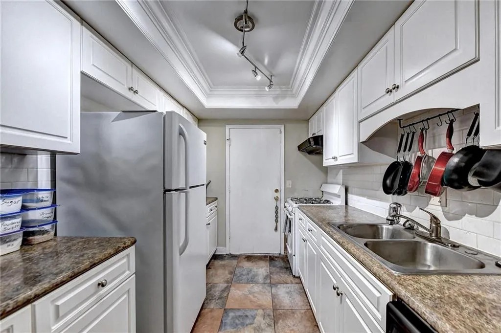 6851 Roswell Road Unit K13, Sandy Springs, Georgia 30328, 3 Bedrooms Bedrooms, ,2 BathroomsBathrooms,Residential,Sold,6851 Roswell Road Unit K13,7172291