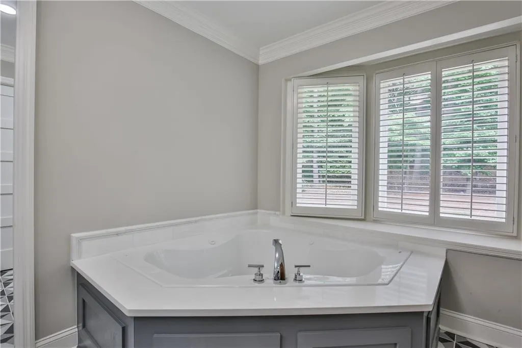 2570 Spalding Drive, Atlanta, Georgia 30350, 5 Bedrooms Bedrooms, ,4 BathroomsBathrooms,Residential,Sold,2570 Spalding Drive,6013011