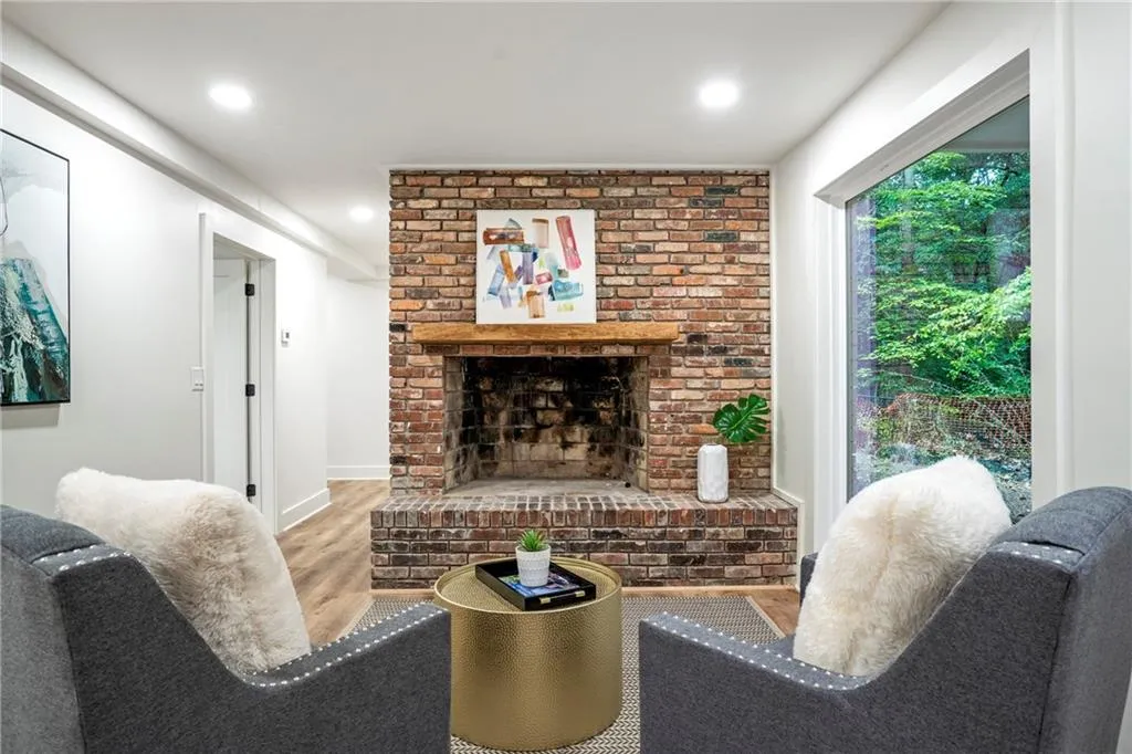 4955 Powers Ferry Road, Sandy Springs, Georgia 30327, 5 Bedrooms Bedrooms, ,3 BathroomsBathrooms,Residential,For Sale,4955 Powers Ferry Road,7651086