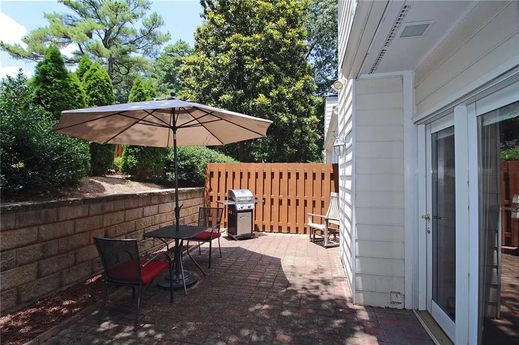 302 Dunwoody Chace, Sandy Springs, Georgia 30328, 3 Bedrooms Bedrooms, ,3 BathroomsBathrooms,Residential,Sold,302 Dunwoody Chace,6766518