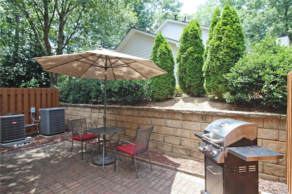 302 Dunwoody Chace, Sandy Springs, Georgia 30328, 3 Bedrooms Bedrooms, ,3 BathroomsBathrooms,Residential,Sold,302 Dunwoody Chace,6766518