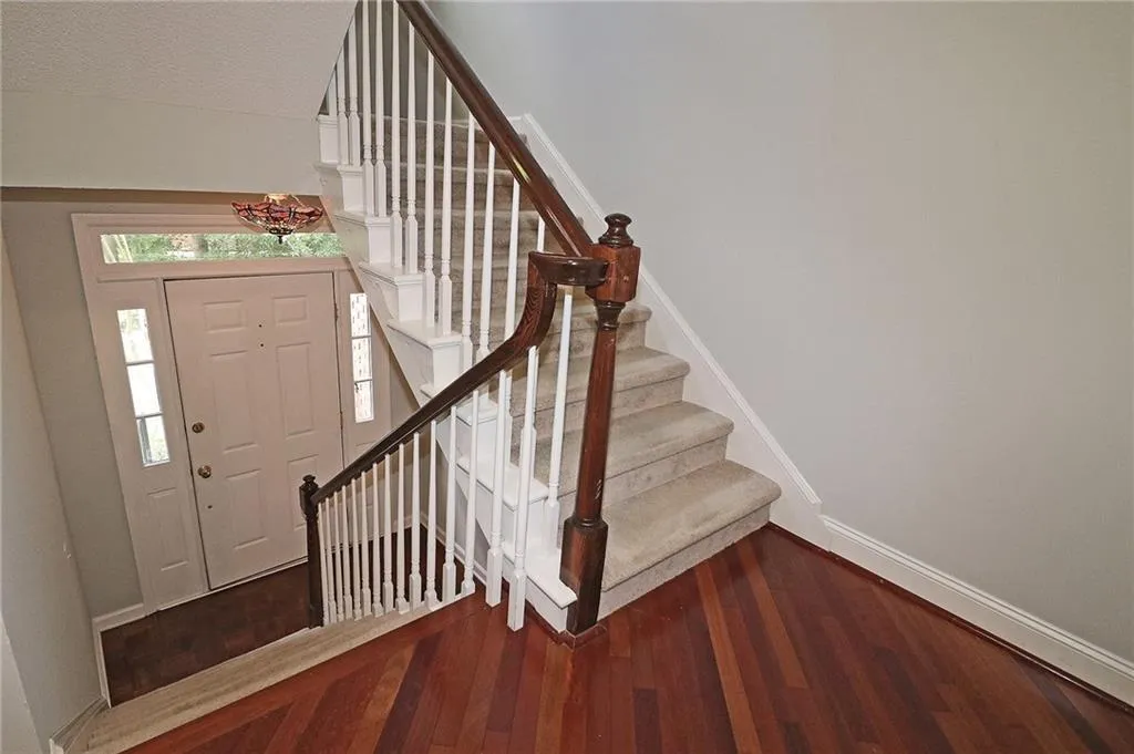 302 Dunwoody Chace, Sandy Springs, Georgia 30328, 3 Bedrooms Bedrooms, ,3 BathroomsBathrooms,Residential,Sold,302 Dunwoody Chace,6766518