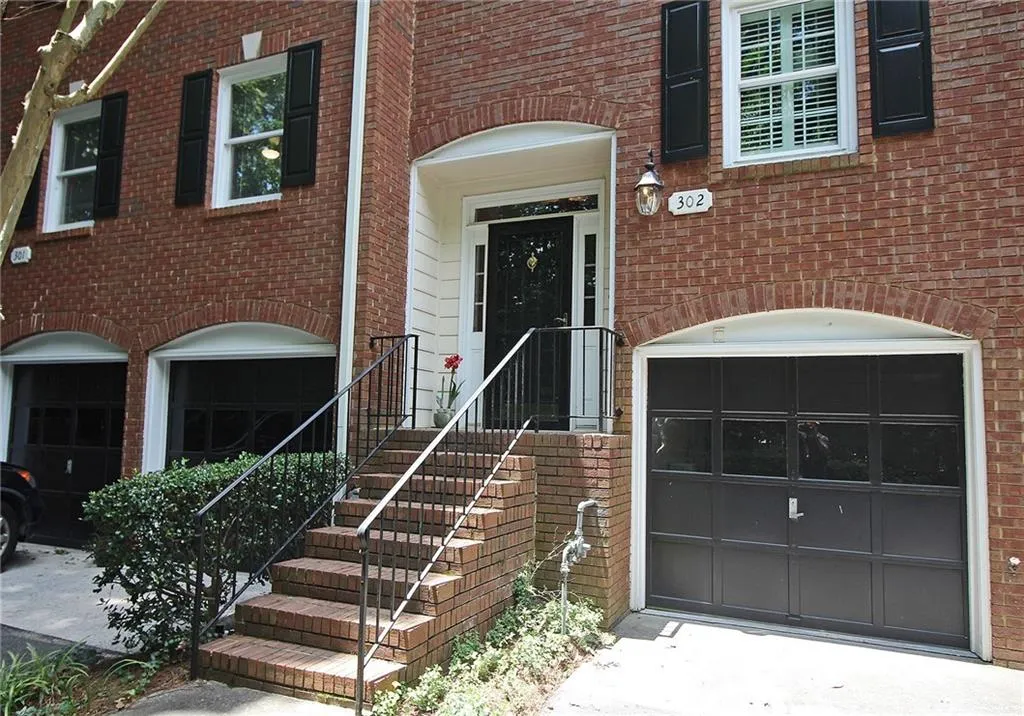 302 Dunwoody Chace, Sandy Springs, Georgia 30328, 3 Bedrooms Bedrooms, ,3 BathroomsBathrooms,Residential,Sold,302 Dunwoody Chace,6766518