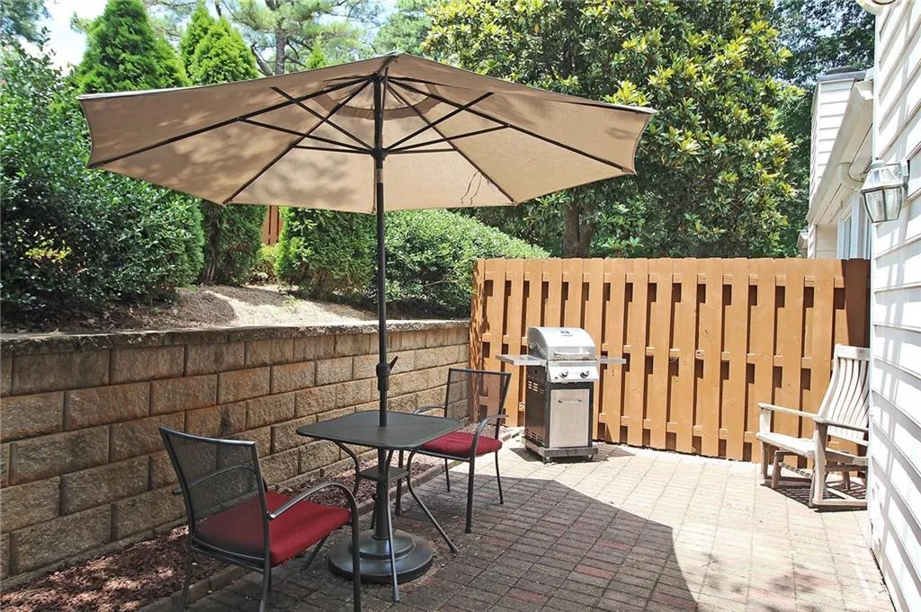 302 Dunwoody Chace, Sandy Springs, Georgia 30328, 3 Bedrooms Bedrooms, ,3 BathroomsBathrooms,Residential,Sold,302 Dunwoody Chace,6766518