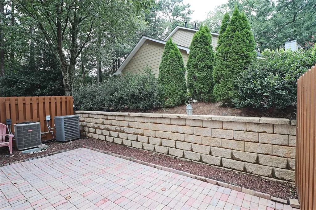 302 Dunwoody Chace, Sandy Springs, Georgia 30328, 3 Bedrooms Bedrooms, ,3 BathroomsBathrooms,Residential,Sold,302 Dunwoody Chace,6766518