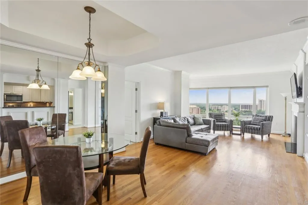 3475 Oak Valley Road Ne Unit 2060, Atlanta, Georgia 30326, 2 Bedrooms Bedrooms, ,2 BathroomsBathrooms,Residential,For Sale,3475 Oak Valley Road Ne Unit 2060,7574216