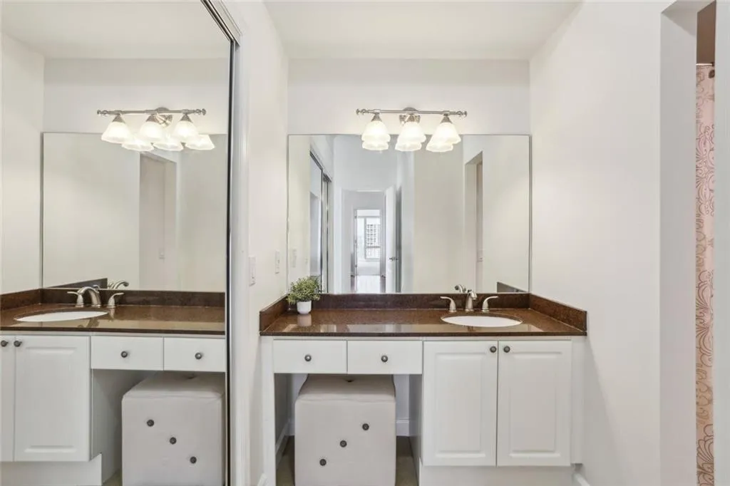 3475 Oak Valley Road Ne Unit 2060, Atlanta, Georgia 30326, 2 Bedrooms Bedrooms, ,2 BathroomsBathrooms,Residential,For Sale,3475 Oak Valley Road Ne Unit 2060,7574216