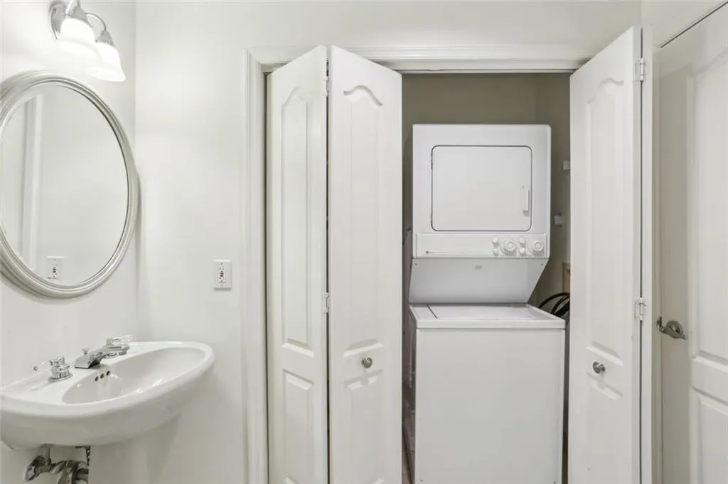 3475 Oak Valley Road Ne Unit 2060, Atlanta, Georgia 30326, 2 Bedrooms Bedrooms, ,2 BathroomsBathrooms,Residential,For Sale,3475 Oak Valley Road Ne Unit 2060,7574216
