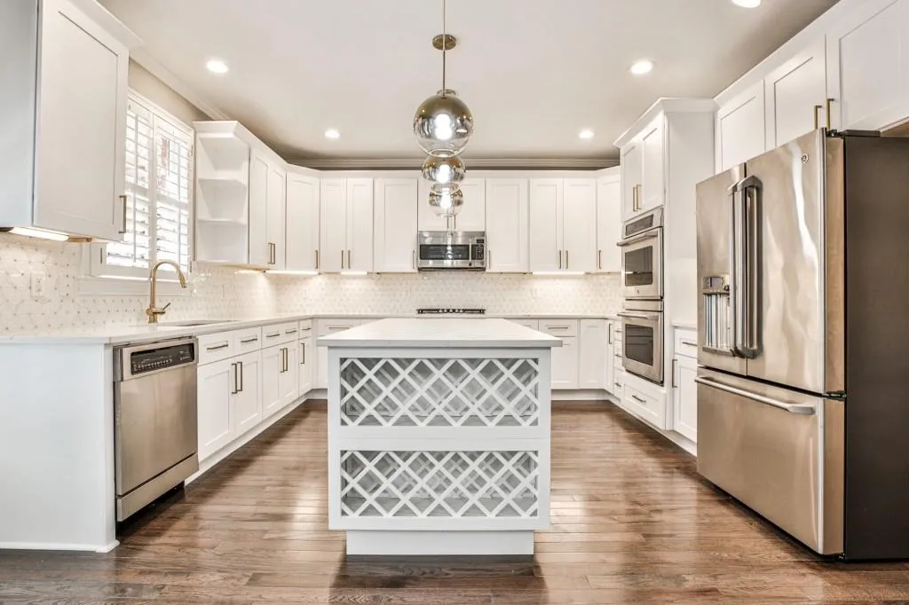 6385 Glen Oaks Lane, Sandy Springs, Georgia 30328, 5 Bedrooms Bedrooms, ,5 BathroomsBathrooms,Residential,Sold,6385 Glen Oaks Lane,6880261
