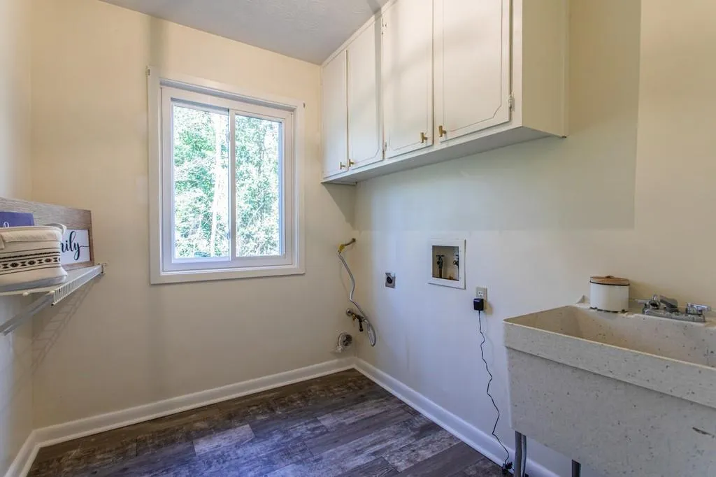 250 N Springs Court, Sandy Springs, Georgia 30328, 4 Bedrooms Bedrooms, ,2 BathroomsBathrooms,Residential,Sold,250 N Springs Court,6851570