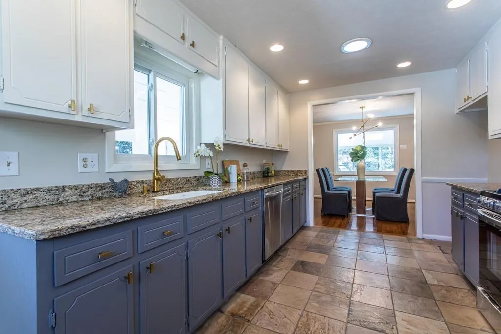 250 N Springs Court, Sandy Springs, Georgia 30328, 4 Bedrooms Bedrooms, ,2 BathroomsBathrooms,Residential,Sold,250 N Springs Court,6851570