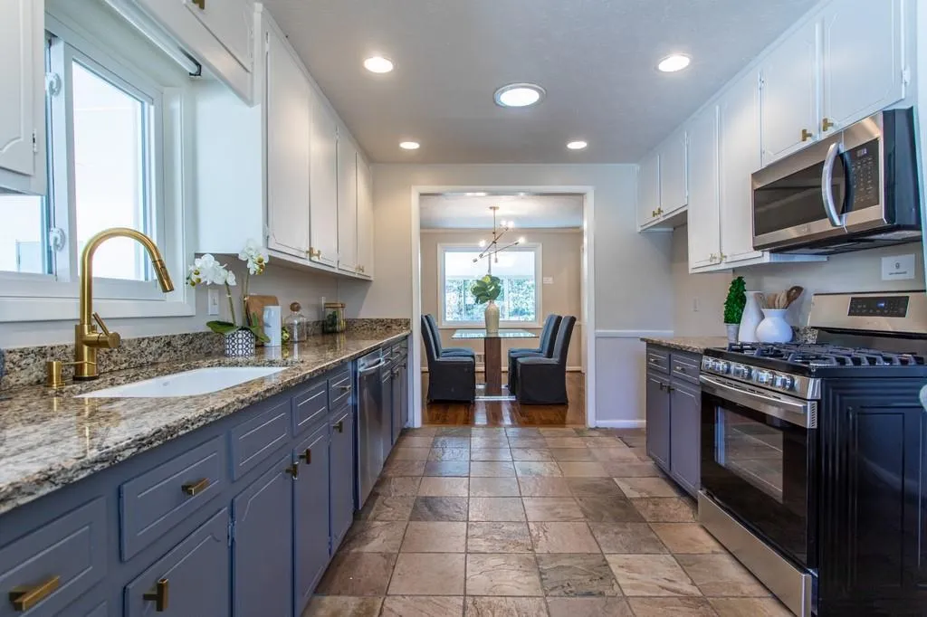 250 N Springs Court, Sandy Springs, Georgia 30328, 4 Bedrooms Bedrooms, ,2 BathroomsBathrooms,Residential,Sold,250 N Springs Court,6851570