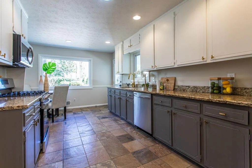 250 N Springs Court, Sandy Springs, Georgia 30328, 4 Bedrooms Bedrooms, ,2 BathroomsBathrooms,Residential,Sold,250 N Springs Court,6851570