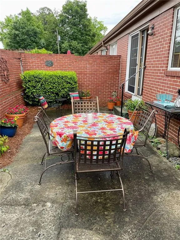 5375 Roswell Road Unit B4, Atlanta, Georgia 30342, 2 Bedrooms Bedrooms, ,1 BathroomBathrooms,Residential,Sold,5375 Roswell Road Unit B4,6890672