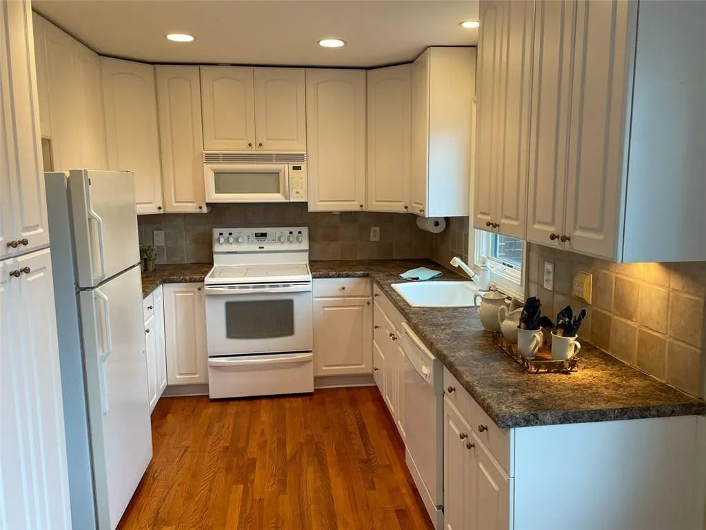 5375 Roswell Road Unit B4, Atlanta, Georgia 30342, 2 Bedrooms Bedrooms, ,1 BathroomBathrooms,Residential,Sold,5375 Roswell Road Unit B4,6890672