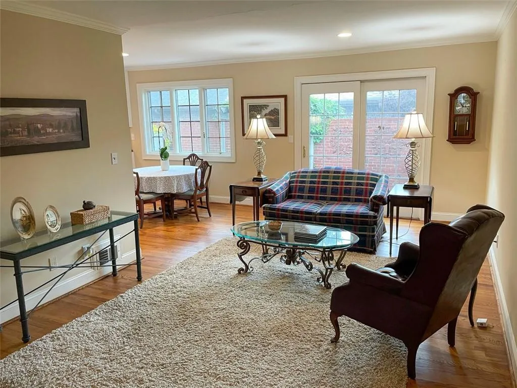 5375 Roswell Road Unit B4, Atlanta, Georgia 30342, 2 Bedrooms Bedrooms, ,1 BathroomBathrooms,Residential,Sold,5375 Roswell Road Unit B4,6890672