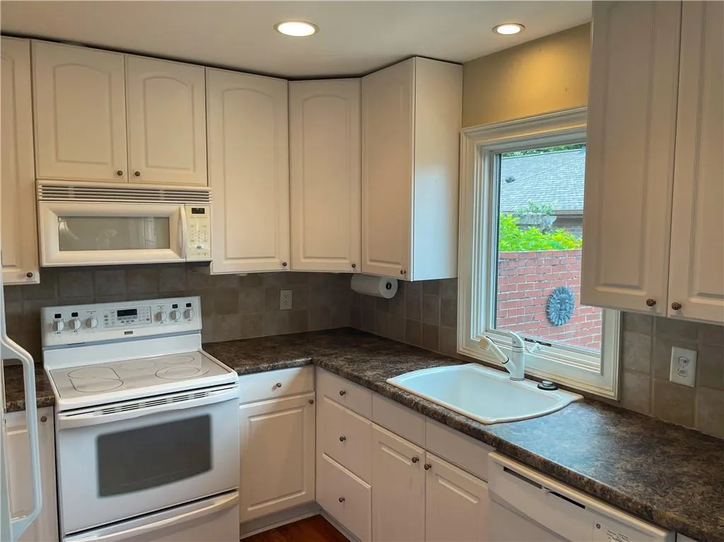 5375 Roswell Road Unit B4, Atlanta, Georgia 30342, 2 Bedrooms Bedrooms, ,1 BathroomBathrooms,Residential,Sold,5375 Roswell Road Unit B4,6890672