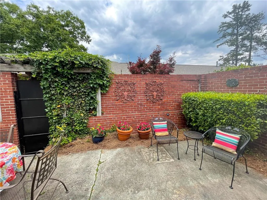 5375 Roswell Road Unit B4, Atlanta, Georgia 30342, 2 Bedrooms Bedrooms, ,1 BathroomBathrooms,Residential,Sold,5375 Roswell Road Unit B4,6890672