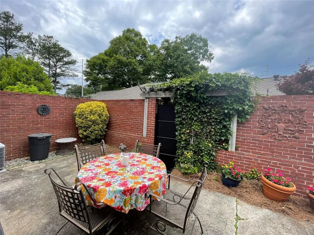 5375 Roswell Road Unit B4, Atlanta, Georgia 30342, 2 Bedrooms Bedrooms, ,1 BathroomBathrooms,Residential,Sold,5375 Roswell Road Unit B4,6890672