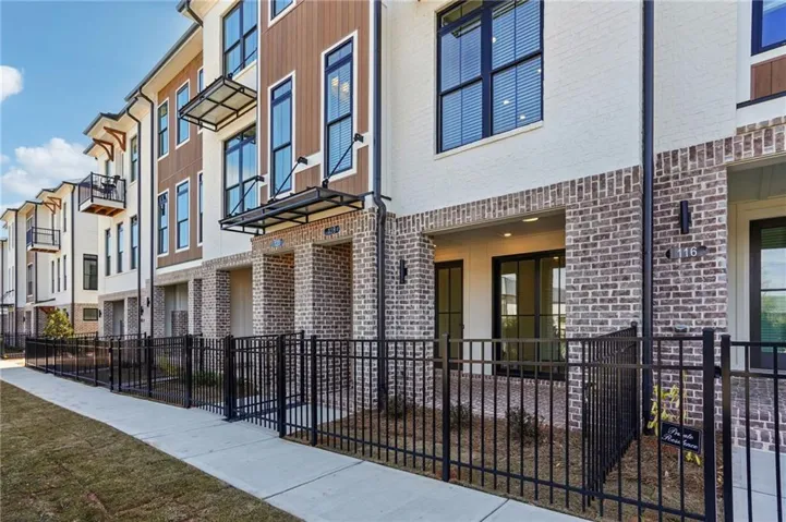 Fenced in front yard, fully maintained by the HOA.