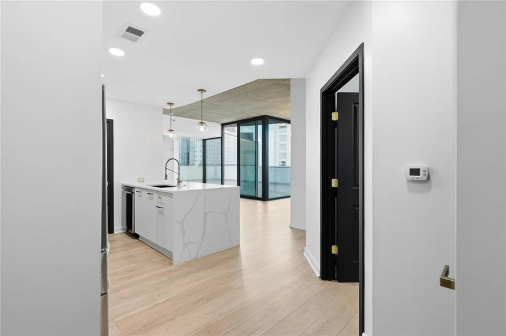 3324 Peachtree Road Ne Unit 801, Atlanta, Georgia 30326, 2 Bedrooms Bedrooms, 0 ,2 BathroomsBathrooms,Residential,Sold,3324 Peachtree Road Ne Unit 801,7789849