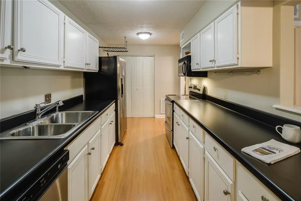 725 Dalrymple Road Unit 2h, Sandy Springs, Georgia 30328, 2 Bedrooms Bedrooms, ,2 BathroomsBathrooms,Residential,Sold,725 Dalrymple Road Unit 2h,6817080