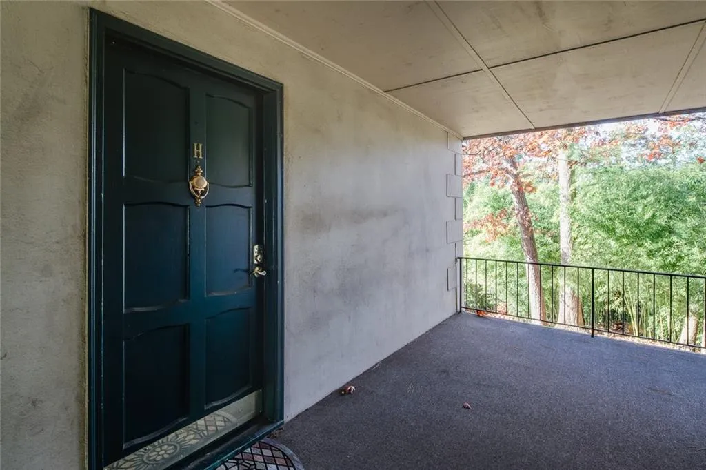 725 Dalrymple Road Unit 2h, Sandy Springs, Georgia 30328, 2 Bedrooms Bedrooms, ,2 BathroomsBathrooms,Residential,Sold,725 Dalrymple Road Unit 2h,6817080