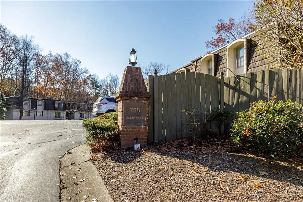 725 Dalrymple Road Unit 2h, Sandy Springs, Georgia 30328, 2 Bedrooms Bedrooms, ,2 BathroomsBathrooms,Residential,Sold,725 Dalrymple Road Unit 2h,6817080