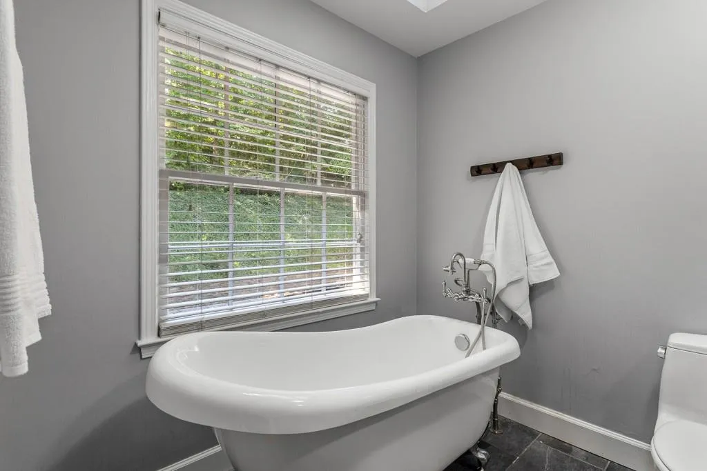 400 River Valley Road, Sandy Springs, Georgia 30328, 5 Bedrooms Bedrooms, ,4 BathroomsBathrooms,Residential,Sold,400 River Valley Road,7434841