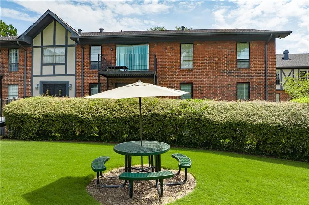 6851 Roswell Road Unit I26, Sandy Springs, Georgia 30328, 3 Bedrooms Bedrooms, ,2 BathroomsBathrooms,Residential,Sold,6851 Roswell Road Unit I26,7089858