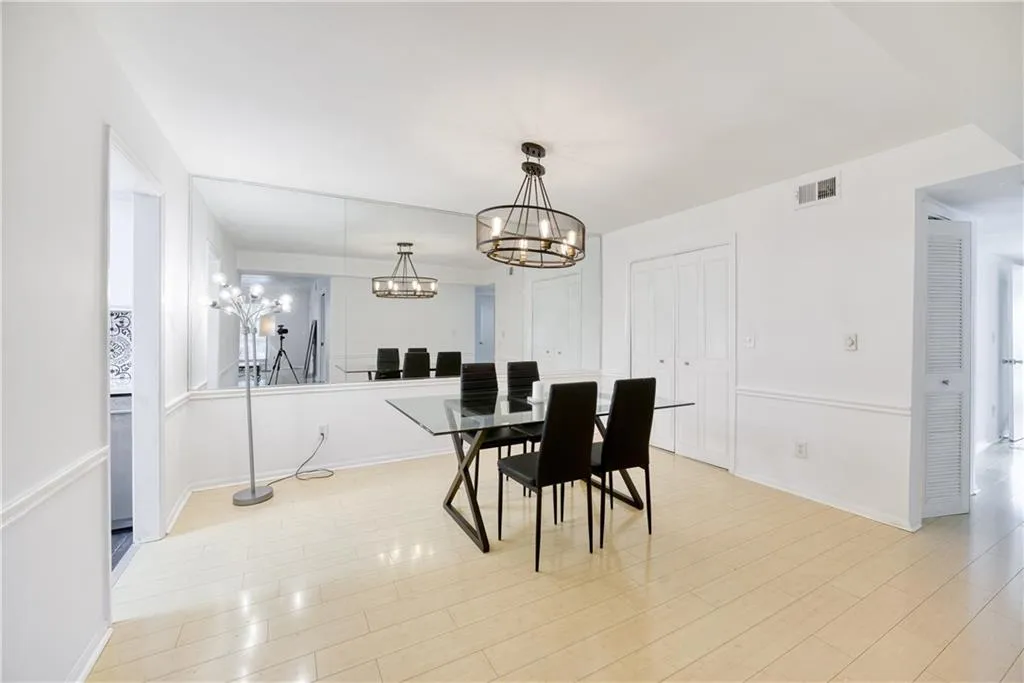 6851 Roswell Road Unit I26, Sandy Springs, Georgia 30328, 3 Bedrooms Bedrooms, ,2 BathroomsBathrooms,Residential,Sold,6851 Roswell Road Unit I26,7089858