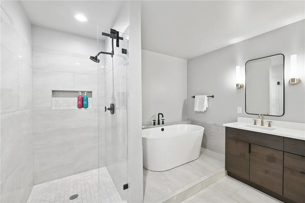 6105 Blue Stone Road Unit 219, Sandy Springs, Georgia 30328, 2 Bedrooms Bedrooms, ,2 BathroomsBathrooms,Residential,Sold,6105 Blue Stone Road Unit 219,7204905