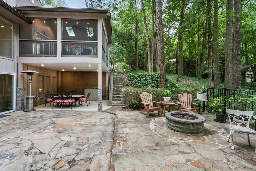 980 Riverside Trace, Sandy Springs, Georgia 30328, 4 Bedrooms Bedrooms, ,3 BathroomsBathrooms,Residential,Sold,980 Riverside Trace,6746937
