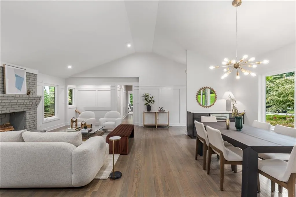 Who doesn't love high ceilings and tons of natural light?! Who doesn't love high ceilings and tons of natural light?!