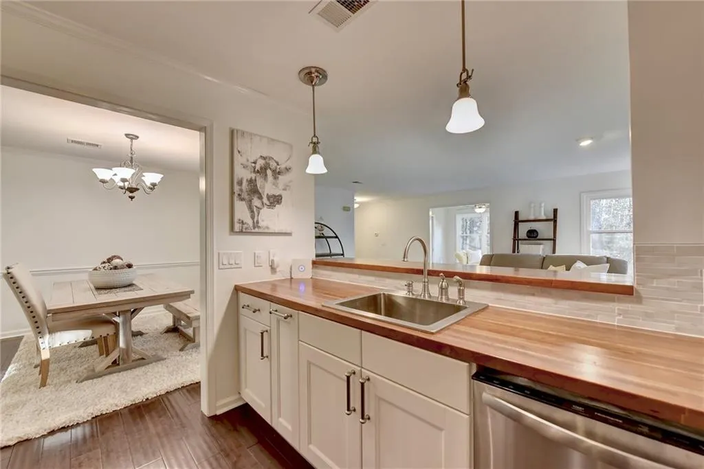 307 Bainbridge Drive, Atlanta, Georgia 30327, 2 Bedrooms Bedrooms, ,2 BathroomsBathrooms,Residential,Sold,307 Bainbridge Drive,6703311