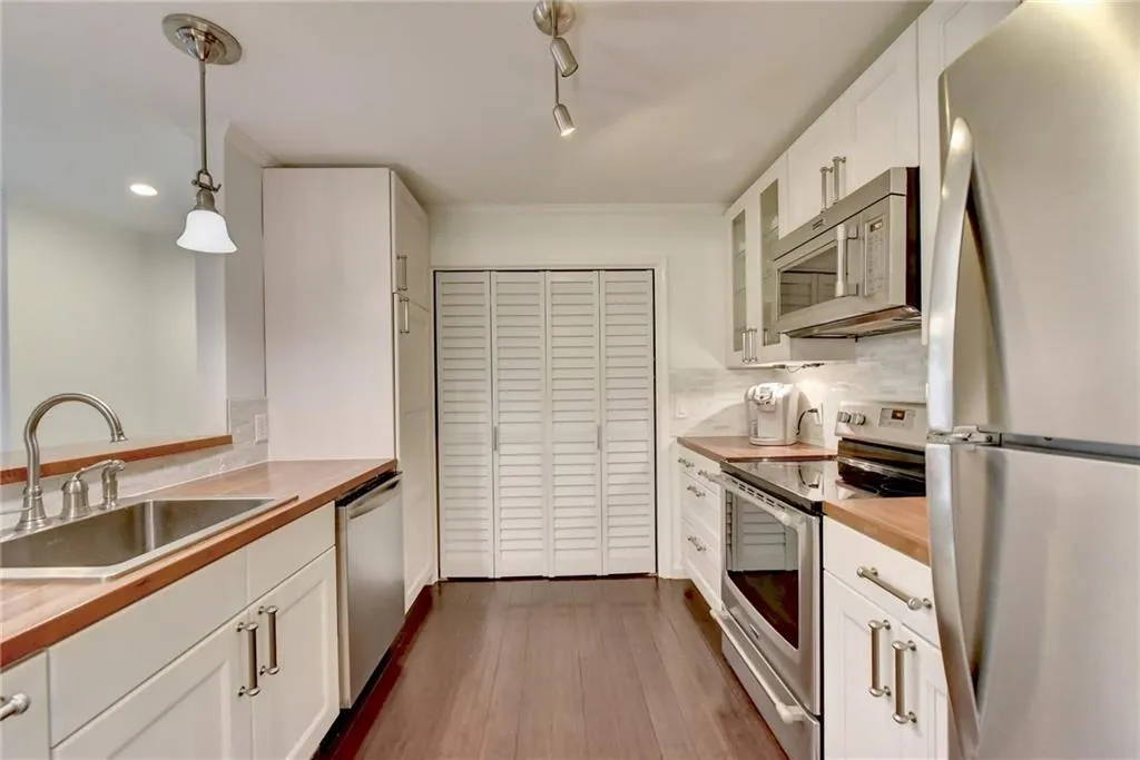 307 Bainbridge Drive, Atlanta, Georgia 30327, 2 Bedrooms Bedrooms, ,2 BathroomsBathrooms,Residential,Sold,307 Bainbridge Drive,6703311