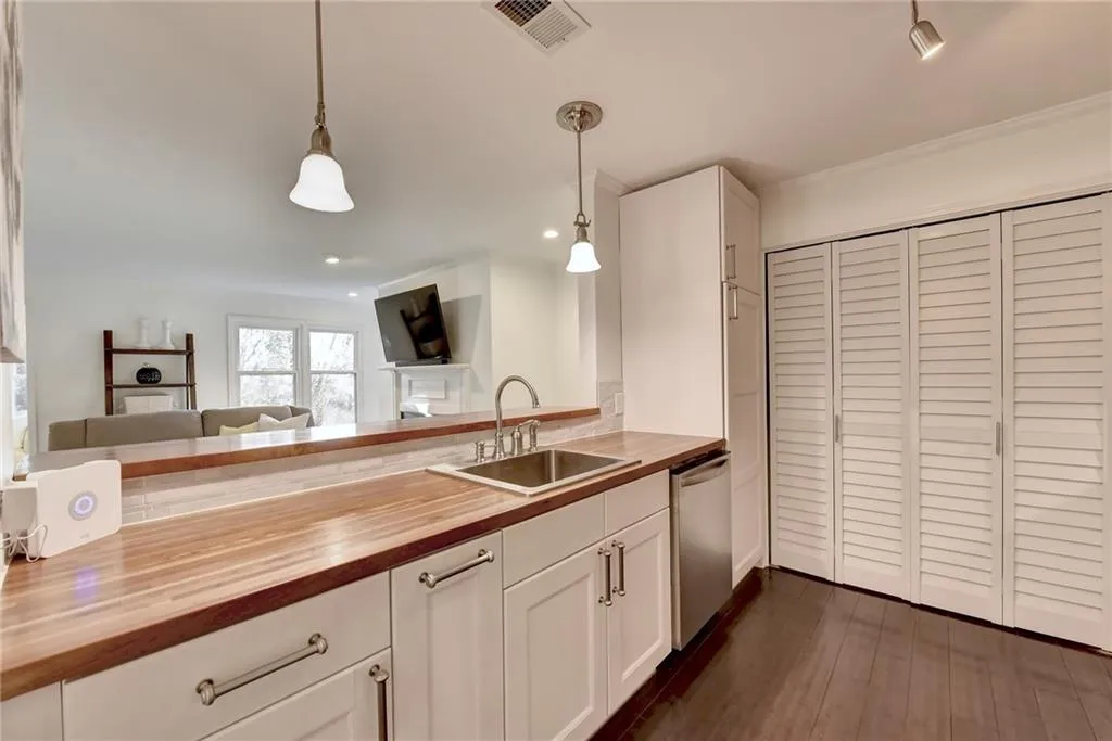 307 Bainbridge Drive, Atlanta, Georgia 30327, 2 Bedrooms Bedrooms, ,2 BathroomsBathrooms,Residential,Sold,307 Bainbridge Drive,6703311