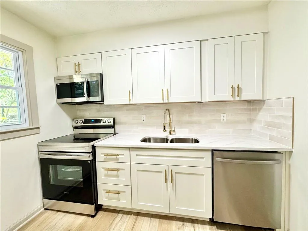 6700 Roswell Road Unit 11b, Atlanta, Georgia 30328, 3 Bedrooms Bedrooms, ,2 BathroomsBathrooms,Residential,For Sale,6700 Roswell Road Unit 11b,7674552