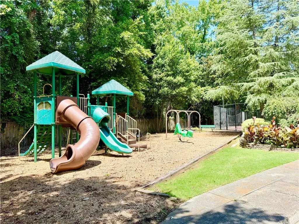 6700 Roswell Road Unit 11b, Atlanta, Georgia 30328, 3 Bedrooms Bedrooms, ,2 BathroomsBathrooms,Residential,For Sale,6700 Roswell Road Unit 11b,7674552