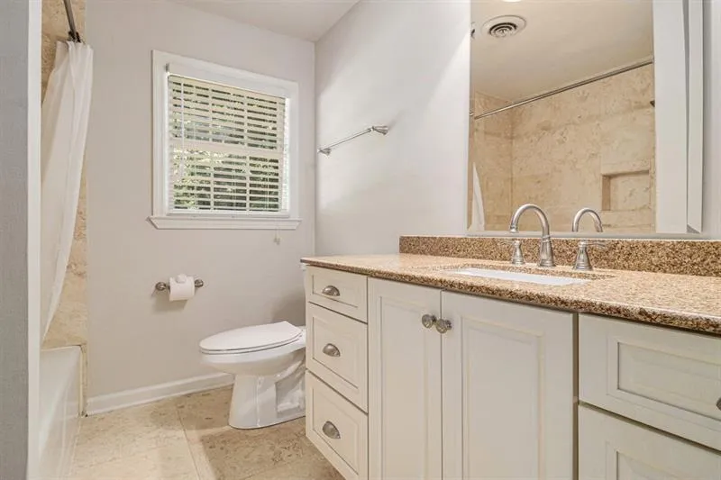 2nd Bath upstairs