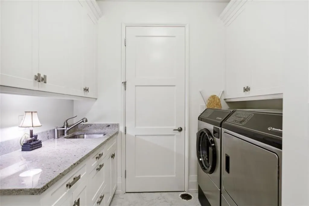 88 W Paces Ferry Road Nw Unit 2140, Atlanta, Georgia 30305, 2 Bedrooms Bedrooms, ,2 BathroomsBathrooms,Residential,For Sale,88 W Paces Ferry Road Nw Unit 2140,7641996