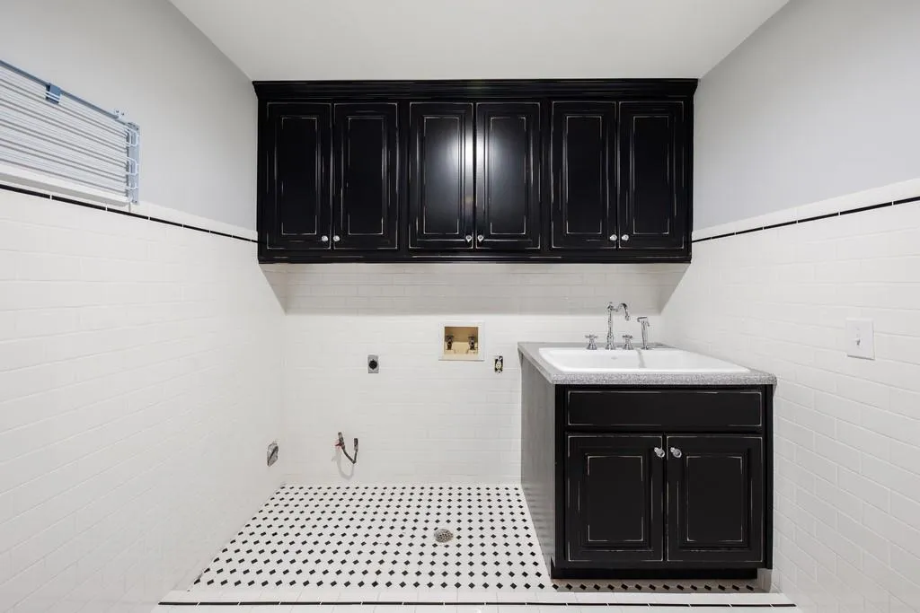 7590 S Spalding Lake Drive, Sandy Springs, Georgia 30350, 5 Bedrooms Bedrooms, ,4 BathroomsBathrooms,Residential,Sold,7590 S Spalding Lake Drive,6591308