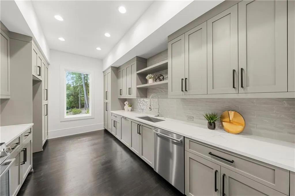 5211 Powers Ferry Road, Sandy Springs, Georgia 30327, 5 Bedrooms Bedrooms, ,6 BathroomsBathrooms,Residential,For Sale,5211 Powers Ferry Road,7579154
