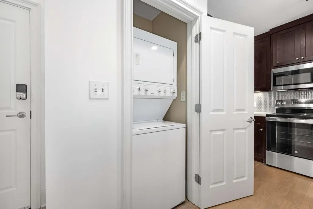 2255 Peachtree Road Unit 426, Atlanta, Georgia 30309, 1 Bedroom Bedrooms, ,1 BathroomBathrooms,Residential,For Sale,2255 Peachtree Road Unit 426,7655489