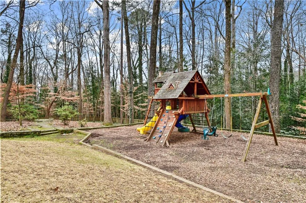 525 Forest Hills Drive, Atlanta, Georgia 30342, 6 Bedrooms Bedrooms, ,5 BathroomsBathrooms,Residential,Sold,525 Forest Hills Drive,6983709