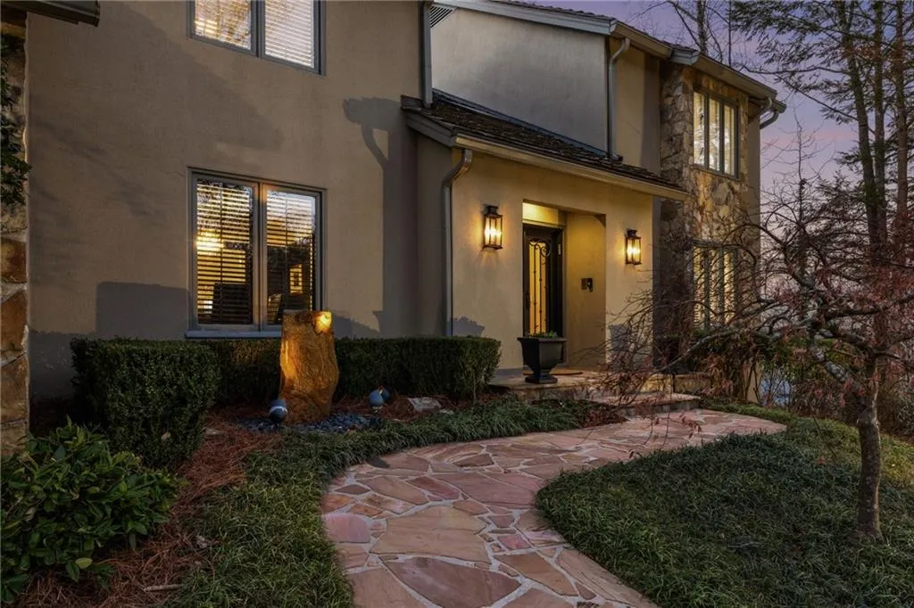 1095 Edgewater Drive, Sandy Springs, Georgia 30328, 5 Bedrooms Bedrooms, ,4 BathroomsBathrooms,Residential,Sold,1095 Edgewater Drive,7709720